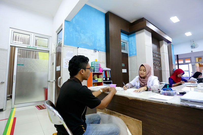 Pasien mendaftar di meja pelayanan Klinik Pratama UPI